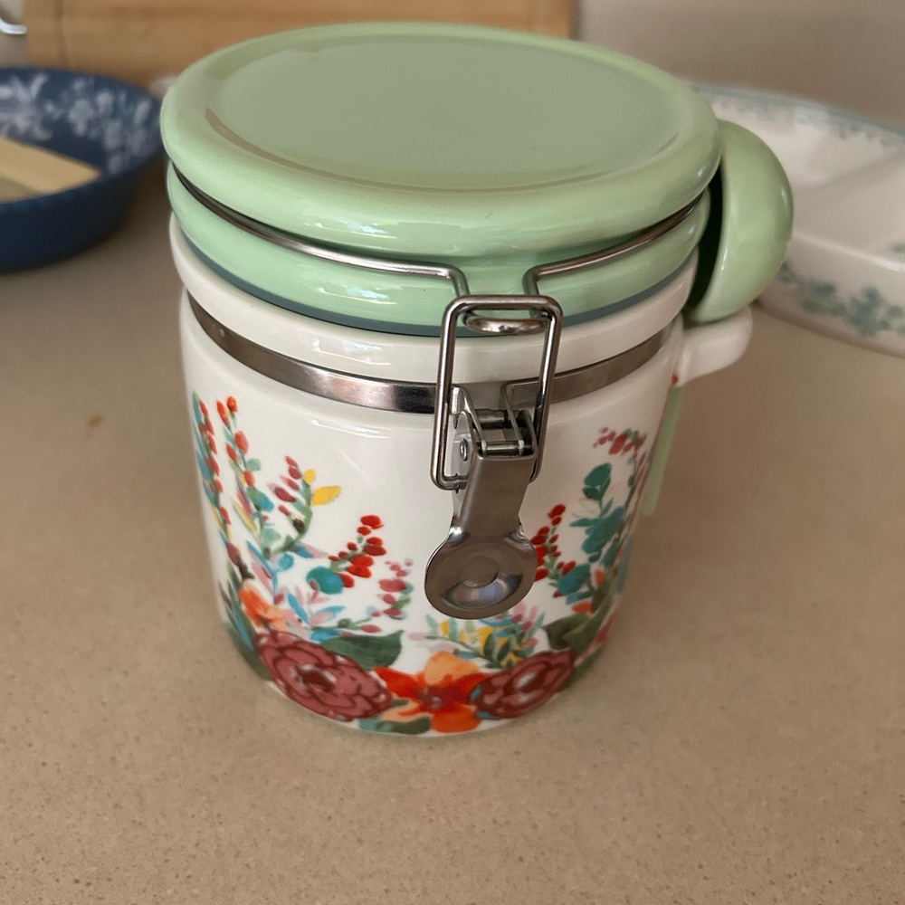 PIONEER Ceramic Jar with Cream Lid